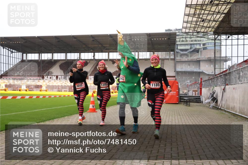 08.12.2024 - St. Pauli X-Mass-Run No. 14 Yannick Fuchs http://msf.ph/oto/7481450 08.12.2024 10:04:58 Ziel 1021, 1067, 1189, 1355, 2013, 2015, 2042, 2043, 2836, 2937 meine-sportfotos.de