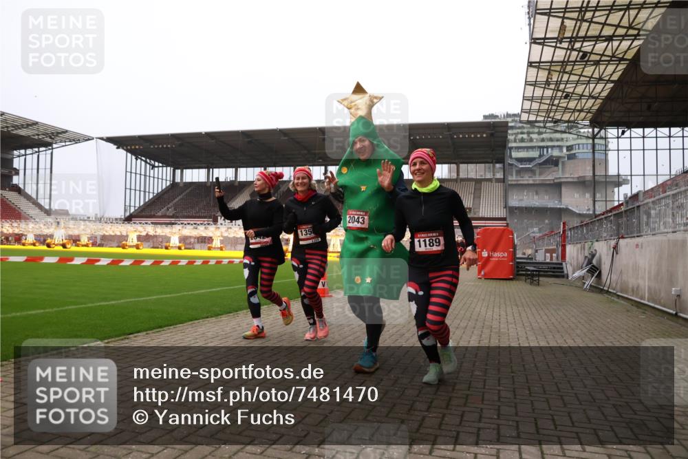 08.12.2024 - St. Pauli X-Mass-Run No. 14 Yannick Fuchs http://msf.ph/oto/7481470 08.12.2024 10:04:58 Ziel 1021, 1067, 1189, 1355, 2013, 2015, 2042, 2043, 2836, 2937 meine-sportfotos.de