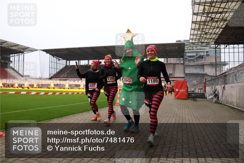 08.12.2024 - St. Pauli X-Mass-Run No. 14 Yannick Fuchs http://msf.ph/oto/7481476 08.12.2024 10:04:58 Ziel 1021, 1067, 1189, 1355, 2013, 2015, 2042, 2043, 2836, 2937 meine-sportfotos.de