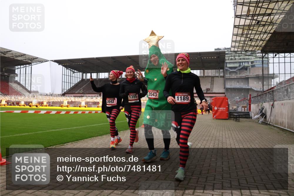 08.12.2024 - St. Pauli X-Mass-Run No. 14 Yannick Fuchs http://msf.ph/oto/7481481 08.12.2024 10:04:58 Ziel 1021, 1067, 1189, 1355, 2013, 2015, 2042, 2043, 2836, 2937 meine-sportfotos.de