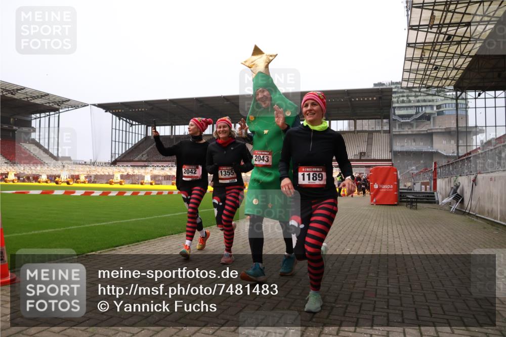 08.12.2024 - St. Pauli X-Mass-Run No. 14 Yannick Fuchs http://msf.ph/oto/7481483 08.12.2024 10:04:58 Ziel 1021, 1067, 1189, 1355, 2013, 2015, 2042, 2043, 2836, 2937 meine-sportfotos.de