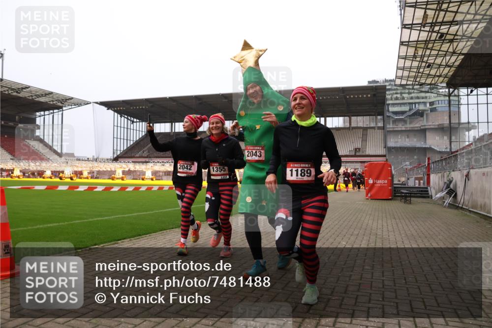 08.12.2024 - St. Pauli X-Mass-Run No. 14 Yannick Fuchs http://msf.ph/oto/7481488 08.12.2024 10:04:59 Ziel 1021, 1067, 1189, 1355, 2013, 2015, 2042, 2043, 2836, 2937, 3313 meine-sportfotos.de