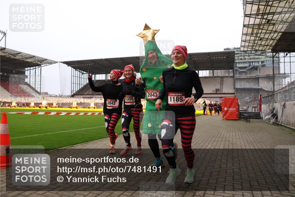 08.12.2024 - St. Pauli X-Mass-Run No. 14 Yannick Fuchs http://msf.ph/oto/7481491 08.12.2024 10:04:59 Ziel 1021, 1067, 1189, 1355, 2013, 2015, 2042, 2043, 2836, 2937, 3313 meine-sportfotos.de