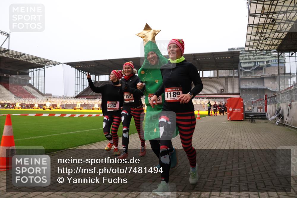 08.12.2024 - St. Pauli X-Mass-Run No. 14 Yannick Fuchs http://msf.ph/oto/7481494 08.12.2024 10:04:59 Ziel 1021, 1067, 1189, 1355, 2013, 2015, 2042, 2043, 2836, 2937, 3313 meine-sportfotos.de