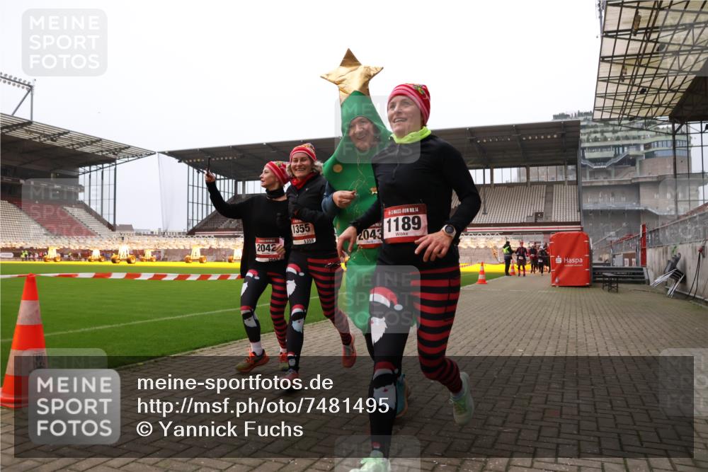 08.12.2024 - St. Pauli X-Mass-Run No. 14 Yannick Fuchs http://msf.ph/oto/7481495 08.12.2024 10:04:59 Ziel 1021, 1067, 1189, 1355, 2013, 2015, 2042, 2043, 2836, 2937, 3313 meine-sportfotos.de
