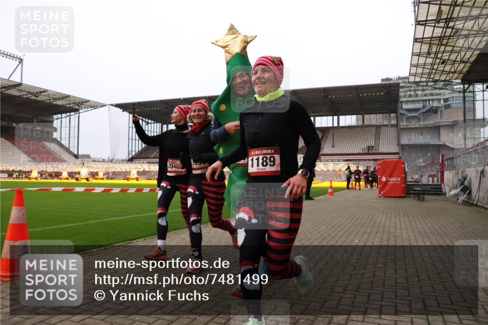 08.12.2024 - St. Pauli X-Mass-Run No. 14 Yannick Fuchs http://msf.ph/oto/7481499 08.12.2024 10:04:59 Ziel 1021, 1067, 1189, 1355, 2013, 2015, 2042, 2043, 2836, 2937, 3313 meine-sportfotos.de