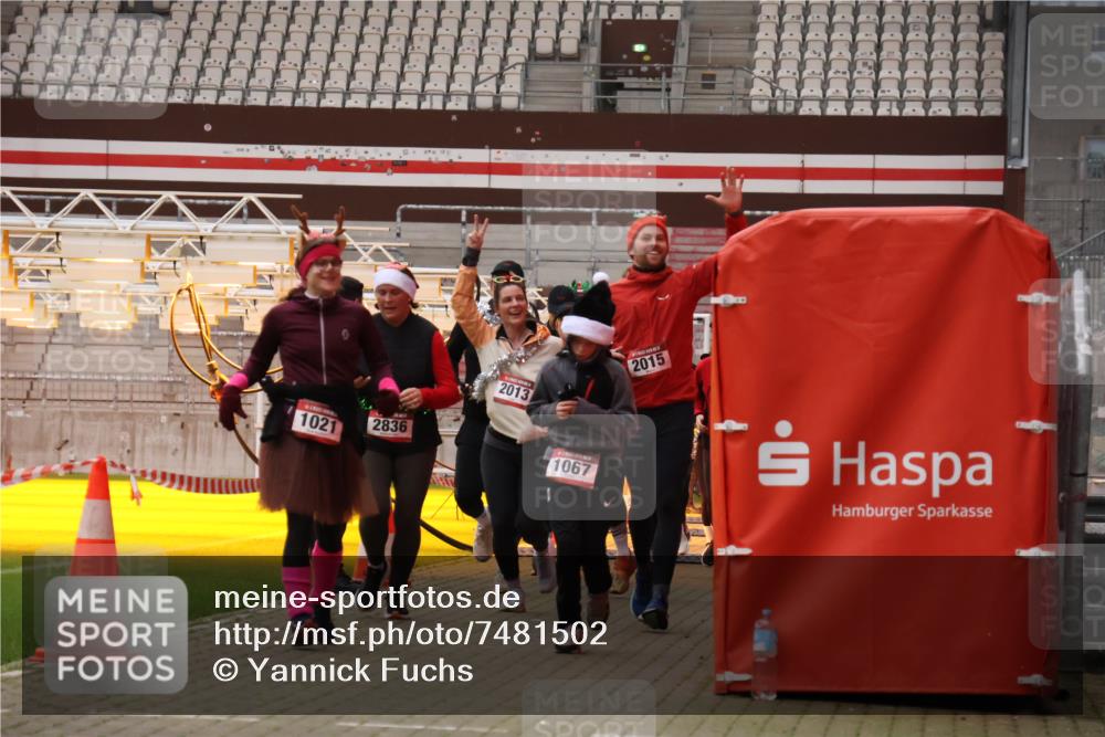 08.12.2024 - St. Pauli X-Mass-Run No. 14 Yannick Fuchs http://msf.ph/oto/7481502 08.12.2024 10:05:02 Ziel 24, 1021, 1067, 1189, 1355, 2013, 2015, 2042, 2043, 2836, 3077, 3313, 3317, 3318 meine-sportfotos.de
