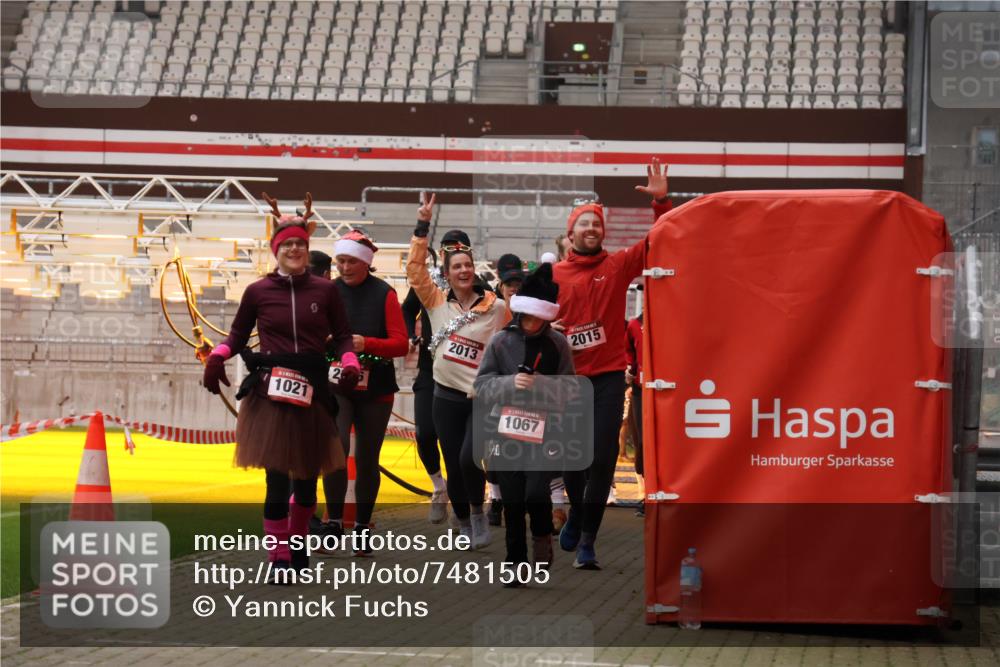 08.12.2024 - St. Pauli X-Mass-Run No. 14 Yannick Fuchs http://msf.ph/oto/7481505 08.12.2024 10:05:02 Ziel 24, 1021, 1067, 1189, 1355, 2013, 2015, 2042, 2043, 2836, 3077, 3313, 3317, 3318 meine-sportfotos.de