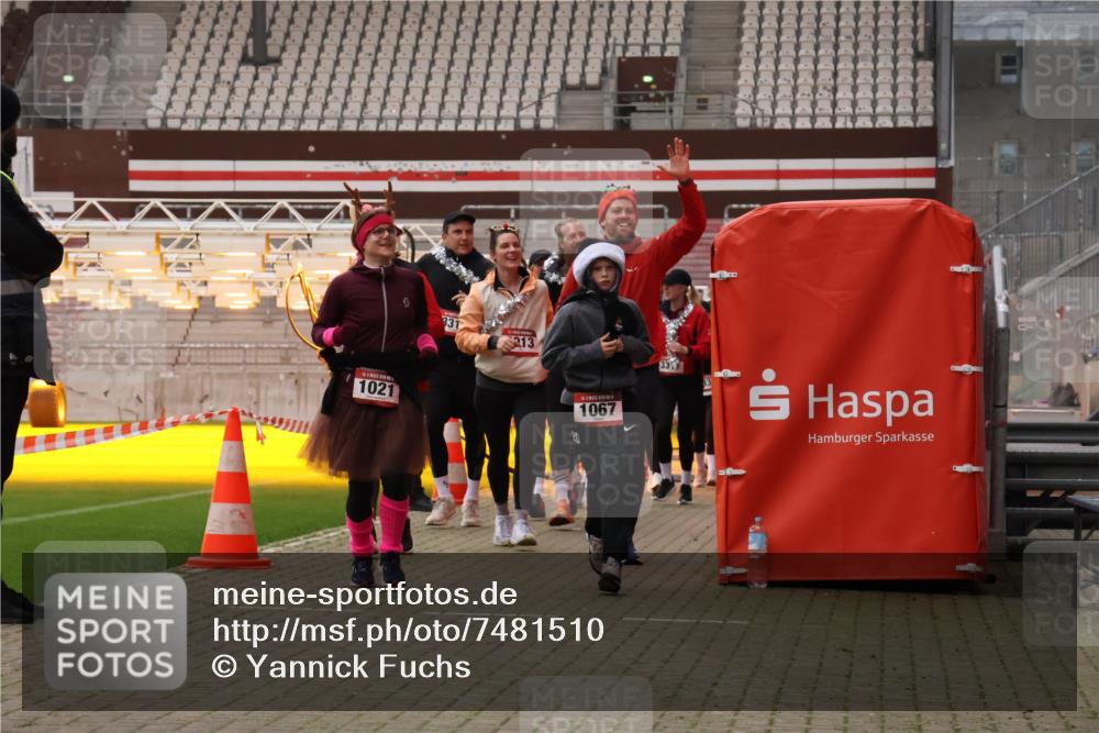 08.12.2024 - St. Pauli X-Mass-Run No. 14 Yannick Fuchs http://msf.ph/oto/7481510 08.12.2024 10:05:04 Ziel 24, 1021, 1067, 1189, 1355, 2013, 2015, 2042, 2043, 2165, 2836, 3077, 3311, 3313, 3314, 3315, 3317, 3318 meine-sportfotos.de
