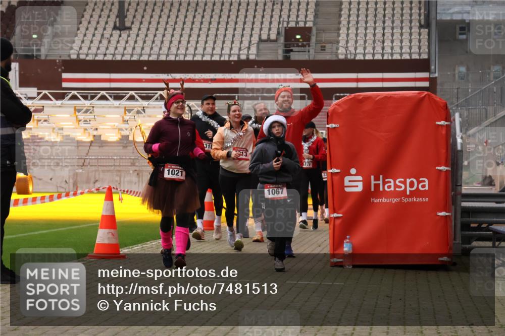08.12.2024 - St. Pauli X-Mass-Run No. 14 Yannick Fuchs http://msf.ph/oto/7481513 08.12.2024 10:05:04 Ziel 24, 1021, 1067, 1189, 1355, 2013, 2015, 2042, 2043, 2165, 2836, 3077, 3311, 3313, 3314, 3315, 3317, 3318 meine-sportfotos.de