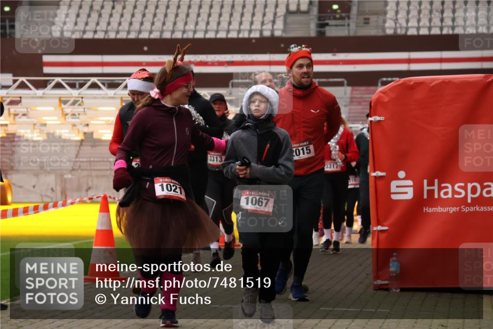08.12.2024 - St. Pauli X-Mass-Run No. 14 Yannick Fuchs http://msf.ph/oto/7481519 08.12.2024 10:05:06 Ziel 24, 273, 312, 1021, 1067, 1189, 1355, 2013, 2015, 2042, 2043, 2165, 2836, 3077, 3310, 3311, 3312, 3313, 3314, 3315, 3316, 3317, 3318 meine-sportfotos.de