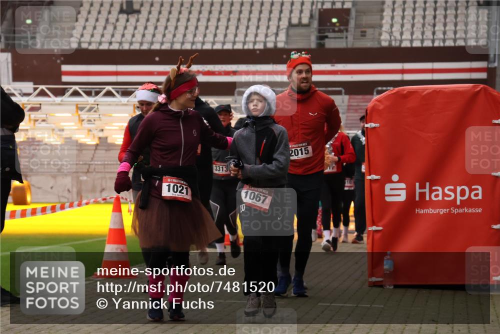 08.12.2024 - St. Pauli X-Mass-Run No. 14 Yannick Fuchs http://msf.ph/oto/7481520 08.12.2024 10:05:06 Ziel 24, 273, 312, 1021, 1067, 1189, 1355, 2013, 2015, 2042, 2043, 2165, 2836, 3077, 3310, 3311, 3312, 3313, 3314, 3315, 3316, 3317, 3318 meine-sportfotos.de