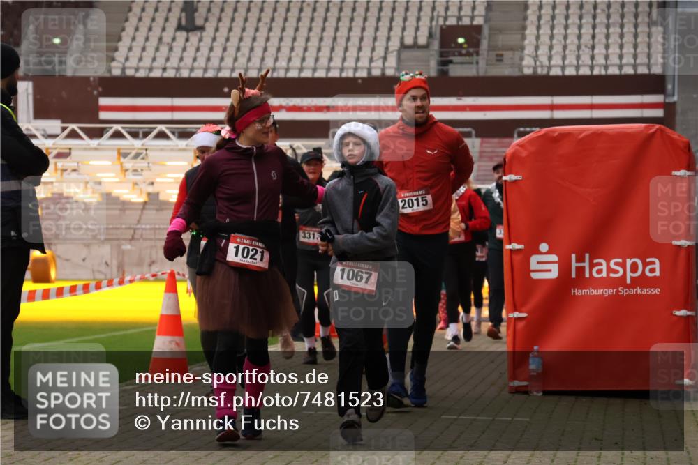 08.12.2024 - St. Pauli X-Mass-Run No. 14 Yannick Fuchs http://msf.ph/oto/7481523 08.12.2024 10:05:06 Ziel 24, 273, 312, 1021, 1067, 1189, 1355, 2013, 2015, 2042, 2043, 2165, 2836, 3077, 3310, 3311, 3312, 3313, 3314, 3315, 3316, 3317, 3318 meine-sportfotos.de