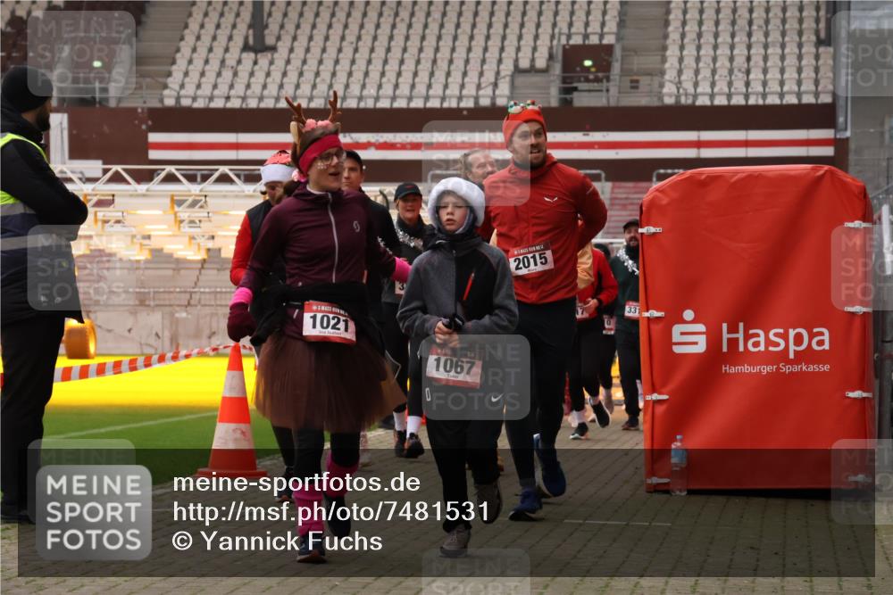 08.12.2024 - St. Pauli X-Mass-Run No. 14 Yannick Fuchs http://msf.ph/oto/7481531 08.12.2024 10:05:06 Ziel 24, 273, 312, 1021, 1067, 1189, 1355, 2013, 2015, 2042, 2043, 2165, 2836, 3077, 3310, 3311, 3312, 3313, 3314, 3315, 3316, 3317, 3318 meine-sportfotos.de