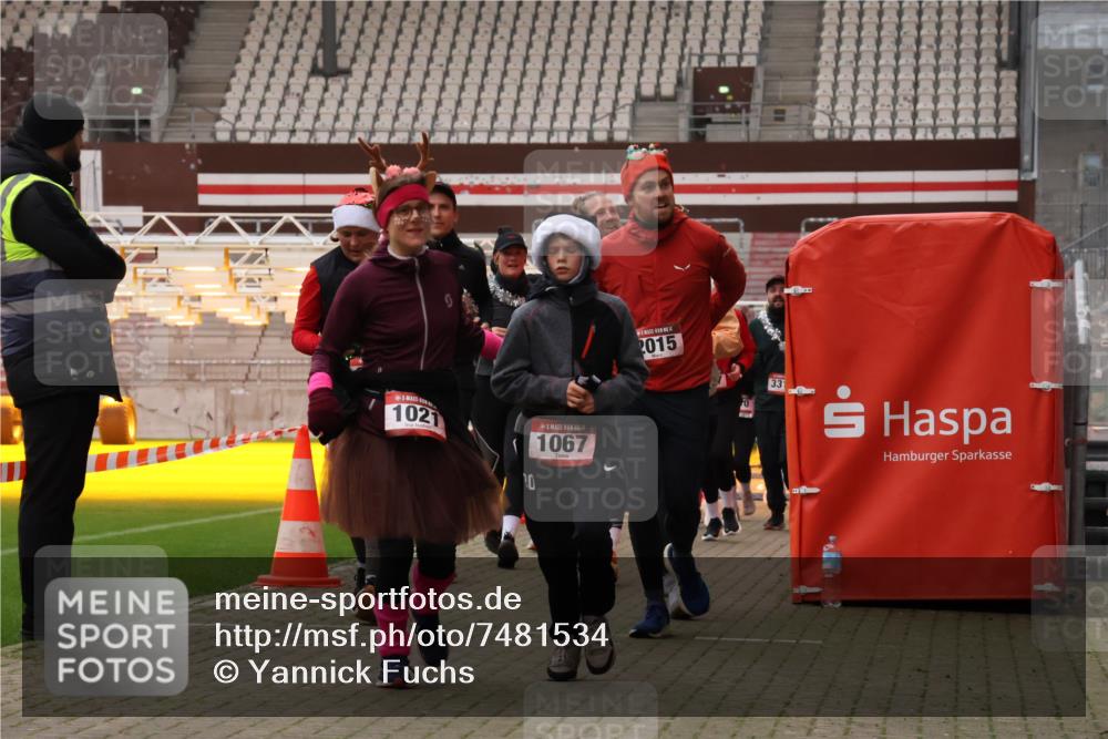 08.12.2024 - St. Pauli X-Mass-Run No. 14 Yannick Fuchs http://msf.ph/oto/7481534 08.12.2024 10:05:06 Ziel 24, 273, 312, 1021, 1067, 1189, 1355, 2013, 2015, 2042, 2043, 2165, 2836, 3077, 3310, 3311, 3312, 3313, 3314, 3315, 3316, 3317, 3318 meine-sportfotos.de