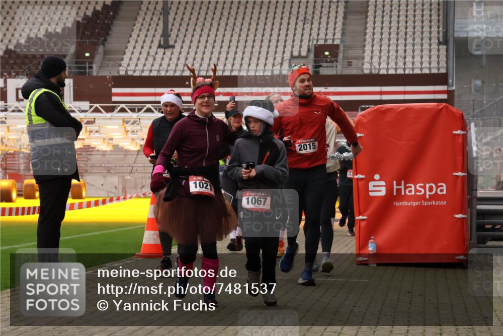 08.12.2024 - St. Pauli X-Mass-Run No. 14 Yannick Fuchs http://msf.ph/oto/7481537 08.12.2024 10:05:06 Ziel 24, 273, 312, 1021, 1067, 1189, 1355, 2013, 2015, 2042, 2043, 2165, 2836, 3077, 3310, 3311, 3312, 3313, 3314, 3315, 3316, 3317, 3318 meine-sportfotos.de