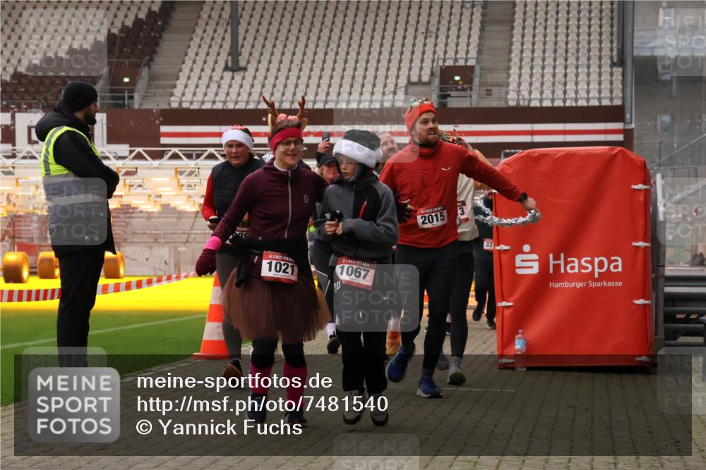 08.12.2024 - St. Pauli X-Mass-Run No. 14 Yannick Fuchs http://msf.ph/oto/7481540 08.12.2024 10:05:06 Ziel 24, 273, 312, 1021, 1067, 1189, 1355, 2013, 2015, 2042, 2043, 2165, 2836, 3077, 3310, 3311, 3312, 3313, 3314, 3315, 3316, 3317, 3318 meine-sportfotos.de
