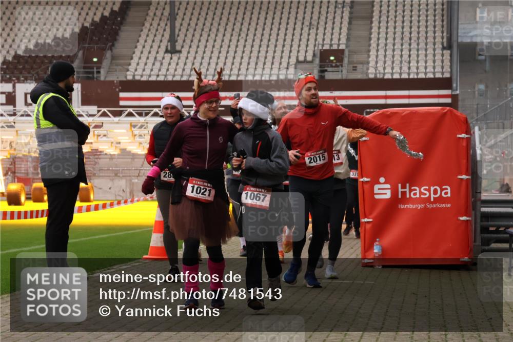 08.12.2024 - St. Pauli X-Mass-Run No. 14 Yannick Fuchs http://msf.ph/oto/7481543 08.12.2024 10:05:06 Ziel 24, 273, 312, 1021, 1067, 1189, 1355, 2013, 2015, 2042, 2043, 2165, 2836, 3077, 3310, 3311, 3312, 3313, 3314, 3315, 3316, 3317, 3318 meine-sportfotos.de