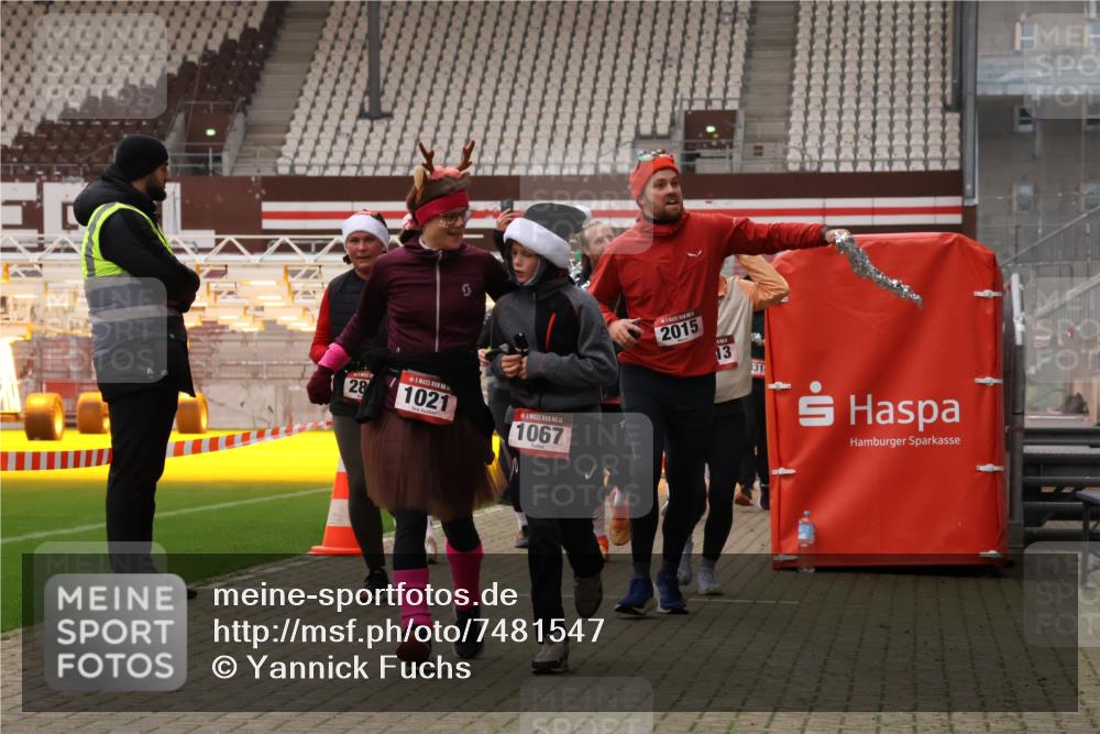 08.12.2024 - St. Pauli X-Mass-Run No. 14 Yannick Fuchs http://msf.ph/oto/7481547 08.12.2024 10:05:06 Ziel 24, 273, 312, 1021, 1067, 1189, 1355, 2013, 2015, 2042, 2043, 2165, 2836, 3077, 3310, 3311, 3312, 3313, 3314, 3315, 3316, 3317, 3318 meine-sportfotos.de