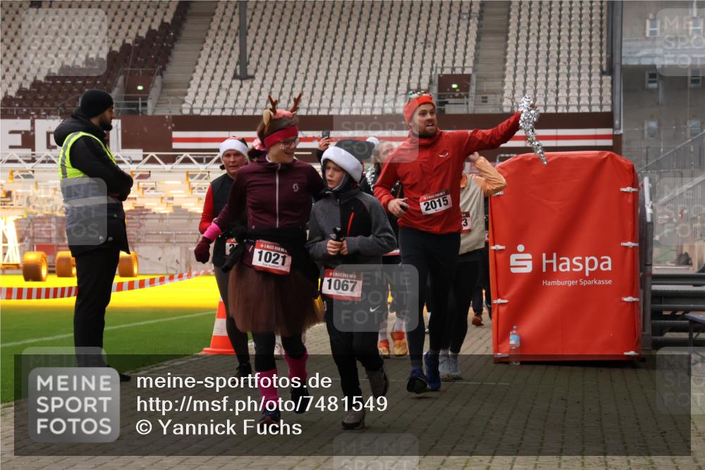 08.12.2024 - St. Pauli X-Mass-Run No. 14 Yannick Fuchs http://msf.ph/oto/7481549 08.12.2024 10:05:06 Ziel 24, 273, 312, 1021, 1067, 1189, 1355, 2013, 2015, 2042, 2043, 2165, 2836, 3077, 3310, 3311, 3312, 3313, 3314, 3315, 3316, 3317, 3318 meine-sportfotos.de