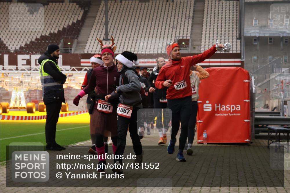 08.12.2024 - St. Pauli X-Mass-Run No. 14 Yannick Fuchs http://msf.ph/oto/7481552 08.12.2024 10:05:07 Ziel 24, 273, 312, 1021, 1067, 1189, 1355, 1959, 2013, 2015, 2042, 2043, 2165, 2836, 3077, 3310, 3311, 3312, 3313, 3314, 3315, 3316, 3317, 3318 meine-sportfotos.de