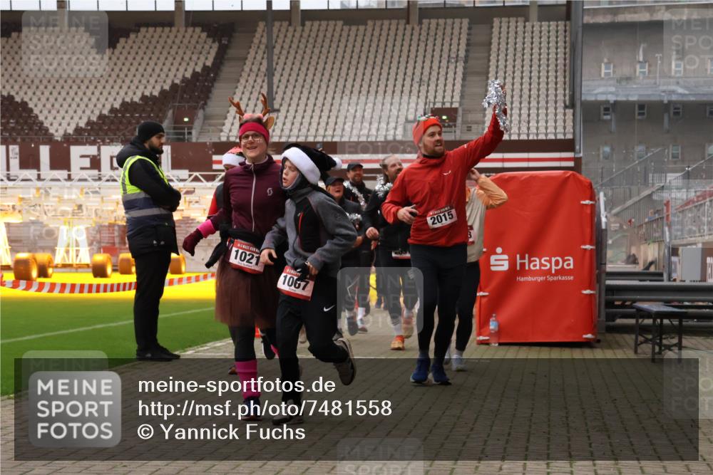 08.12.2024 - St. Pauli X-Mass-Run No. 14 Yannick Fuchs http://msf.ph/oto/7481558 08.12.2024 10:05:07 Ziel 24, 273, 312, 1021, 1067, 1189, 1355, 1959, 2013, 2015, 2042, 2043, 2165, 2836, 3077, 3310, 3311, 3312, 3313, 3314, 3315, 3316, 3317, 3318 meine-sportfotos.de