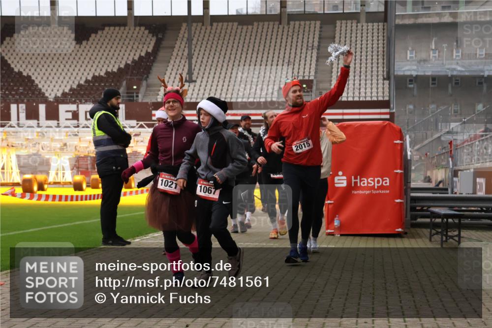 08.12.2024 - St. Pauli X-Mass-Run No. 14 Yannick Fuchs http://msf.ph/oto/7481561 08.12.2024 10:05:07 Ziel 24, 273, 312, 1021, 1067, 1189, 1355, 1959, 2013, 2015, 2042, 2043, 2165, 2836, 3077, 3310, 3311, 3312, 3313, 3314, 3315, 3316, 3317, 3318 meine-sportfotos.de