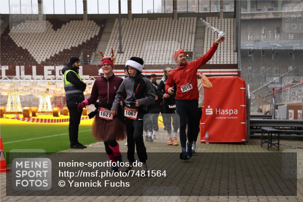 08.12.2024 - St. Pauli X-Mass-Run No. 14 Yannick Fuchs http://msf.ph/oto/7481564 08.12.2024 10:05:07 Ziel 24, 273, 312, 1021, 1067, 1189, 1355, 1959, 2013, 2015, 2042, 2043, 2165, 2836, 3077, 3310, 3311, 3312, 3313, 3314, 3315, 3316, 3317, 3318 meine-sportfotos.de