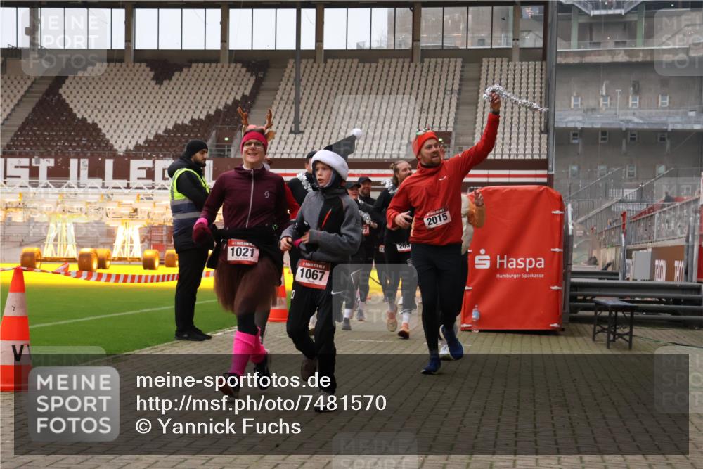 08.12.2024 - St. Pauli X-Mass-Run No. 14 Yannick Fuchs http://msf.ph/oto/7481570 08.12.2024 10:05:07 Ziel 24, 273, 312, 1021, 1067, 1189, 1355, 1959, 2013, 2015, 2042, 2043, 2165, 2836, 3077, 3310, 3311, 3312, 3313, 3314, 3315, 3316, 3317, 3318 meine-sportfotos.de