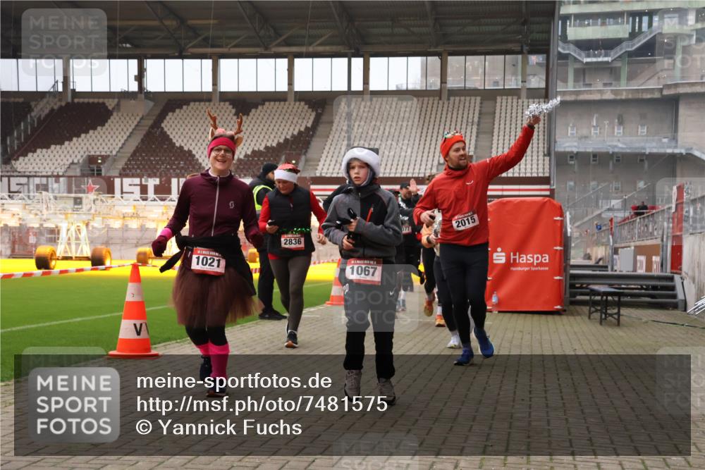 08.12.2024 - St. Pauli X-Mass-Run No. 14 Yannick Fuchs http://msf.ph/oto/7481575 08.12.2024 10:05:08 Ziel 24, 273, 312, 1021, 1067, 1189, 1355, 1959, 2013, 2015, 2042, 2043, 2165, 2836, 3077, 3310, 3311, 3312, 3313, 3314, 3315, 3316, 3317, 3318 meine-sportfotos.de