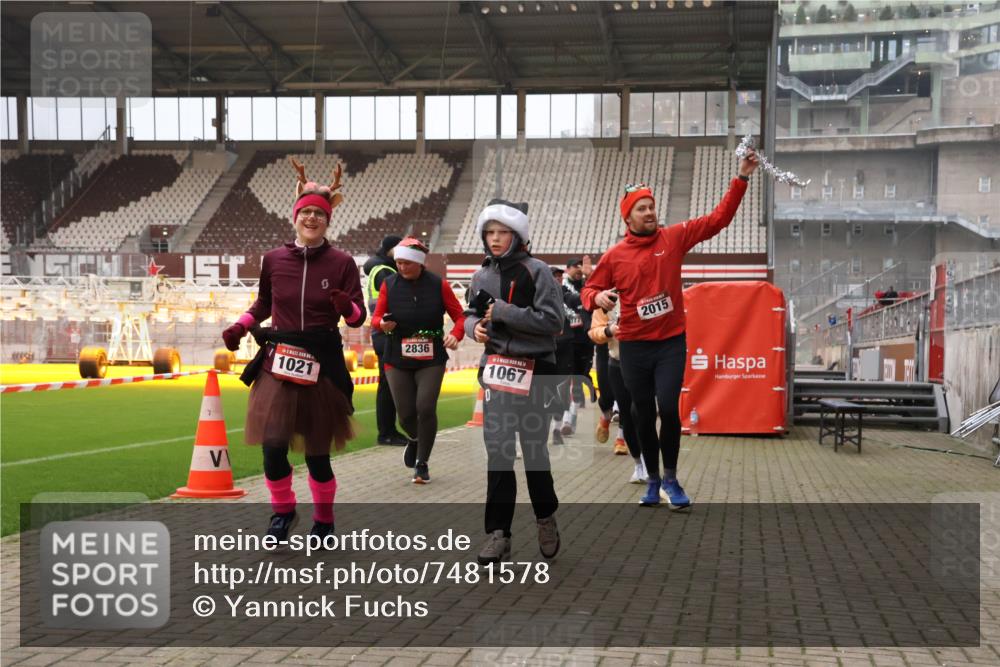 08.12.2024 - St. Pauli X-Mass-Run No. 14 Yannick Fuchs http://msf.ph/oto/7481578 08.12.2024 10:05:08 Ziel 24, 273, 312, 1021, 1067, 1189, 1355, 1959, 2013, 2015, 2042, 2043, 2165, 2836, 3077, 3310, 3311, 3312, 3313, 3314, 3315, 3316, 3317, 3318 meine-sportfotos.de