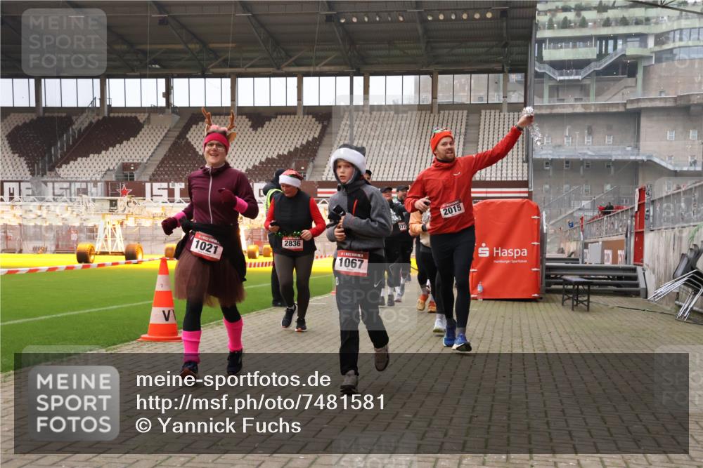 08.12.2024 - St. Pauli X-Mass-Run No. 14 Yannick Fuchs http://msf.ph/oto/7481581 08.12.2024 10:05:08 Ziel 24, 273, 312, 1021, 1067, 1189, 1355, 1959, 2013, 2015, 2042, 2043, 2165, 2836, 3077, 3310, 3311, 3312, 3313, 3314, 3315, 3316, 3317, 3318 meine-sportfotos.de