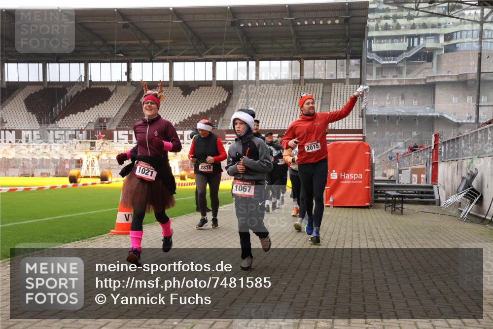 08.12.2024 - St. Pauli X-Mass-Run No. 14 Yannick Fuchs http://msf.ph/oto/7481585 08.12.2024 10:05:08 Ziel 24, 273, 312, 1021, 1067, 1189, 1355, 1959, 2013, 2015, 2042, 2043, 2165, 2836, 3077, 3310, 3311, 3312, 3313, 3314, 3315, 3316, 3317, 3318 meine-sportfotos.de