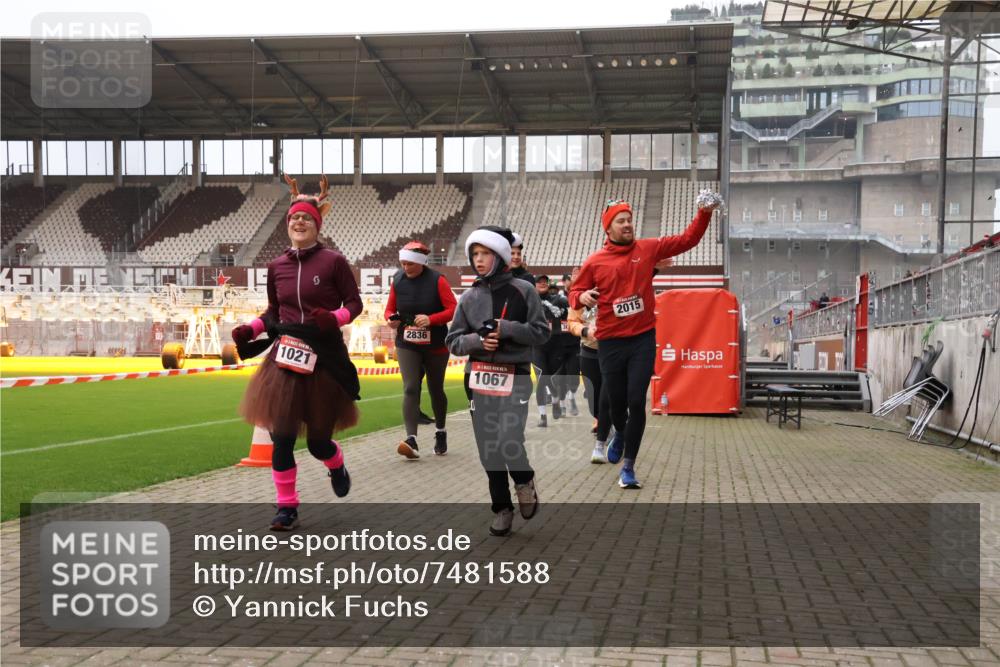 08.12.2024 - St. Pauli X-Mass-Run No. 14 Yannick Fuchs http://msf.ph/oto/7481588 08.12.2024 10:05:08 Ziel 24, 273, 312, 1021, 1067, 1189, 1355, 1959, 2013, 2015, 2042, 2043, 2165, 2836, 3077, 3310, 3311, 3312, 3313, 3314, 3315, 3316, 3317, 3318 meine-sportfotos.de