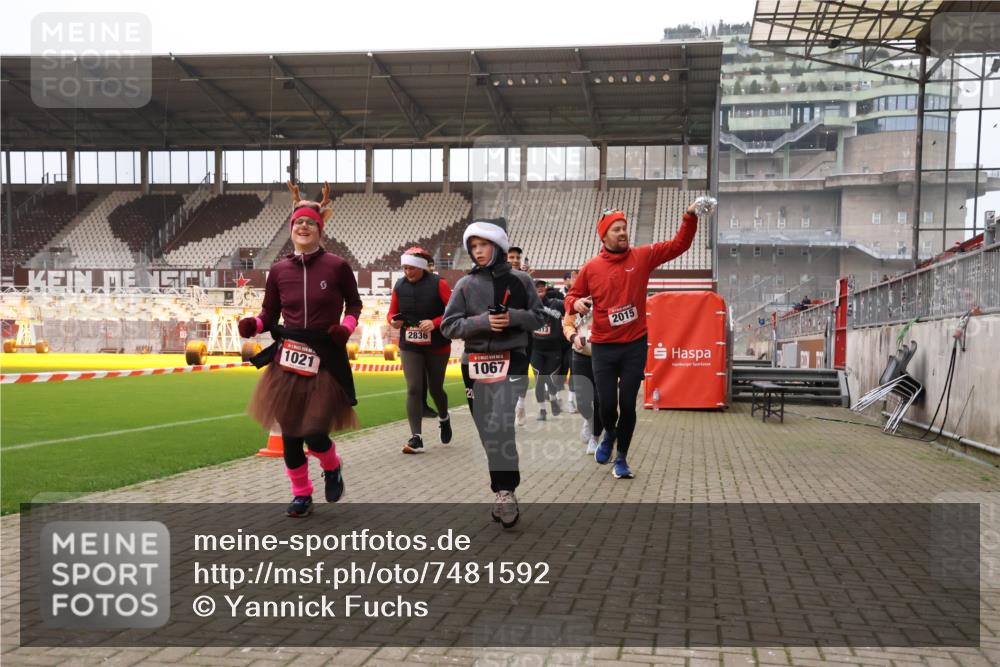 08.12.2024 - St. Pauli X-Mass-Run No. 14 Yannick Fuchs http://msf.ph/oto/7481592 08.12.2024 10:05:09 Ziel 24, 273, 312, 1021, 1067, 1189, 1355, 1959, 2013, 2015, 2042, 2165, 2836, 3077, 3310, 3311, 3312, 3313, 3314, 3315, 3316, 3317, 3318 meine-sportfotos.de