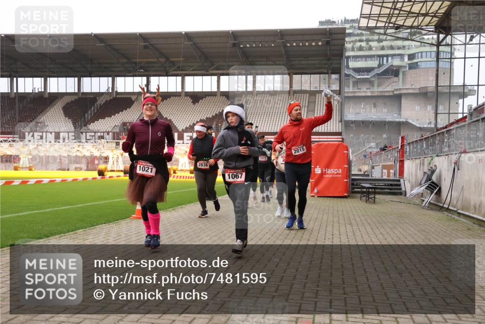 08.12.2024 - St. Pauli X-Mass-Run No. 14 Yannick Fuchs http://msf.ph/oto/7481595 08.12.2024 10:05:09 Ziel 24, 273, 312, 1021, 1067, 1189, 1355, 1959, 2013, 2015, 2042, 2165, 2836, 3077, 3310, 3311, 3312, 3313, 3314, 3315, 3316, 3317, 3318 meine-sportfotos.de