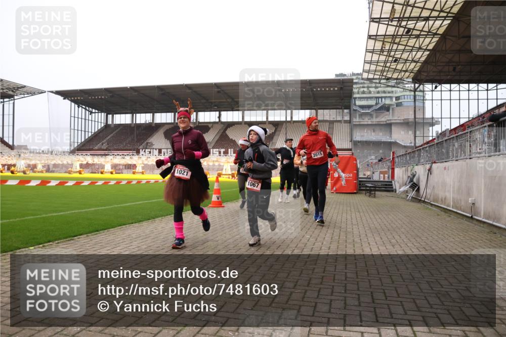 08.12.2024 - St. Pauli X-Mass-Run No. 14 Yannick Fuchs http://msf.ph/oto/7481603 08.12.2024 10:05:09 Ziel 24, 273, 312, 1021, 1067, 1189, 1355, 1959, 2013, 2015, 2042, 2165, 2836, 3077, 3310, 3311, 3312, 3313, 3314, 3315, 3316, 3317, 3318 meine-sportfotos.de