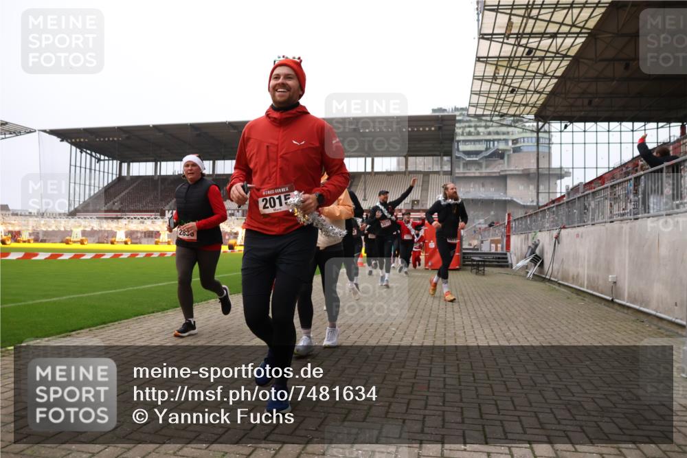 08.12.2024 - St. Pauli X-Mass-Run No. 14 Yannick Fuchs http://msf.ph/oto/7481634 08.12.2024 10:05:11 Ziel 24, 273, 312, 1021, 1067, 1959, 2013, 2015, 2031, 2165, 2836, 3077, 3310, 3311, 3312, 3313, 3314, 3315, 3316, 3317, 3318 meine-sportfotos.de