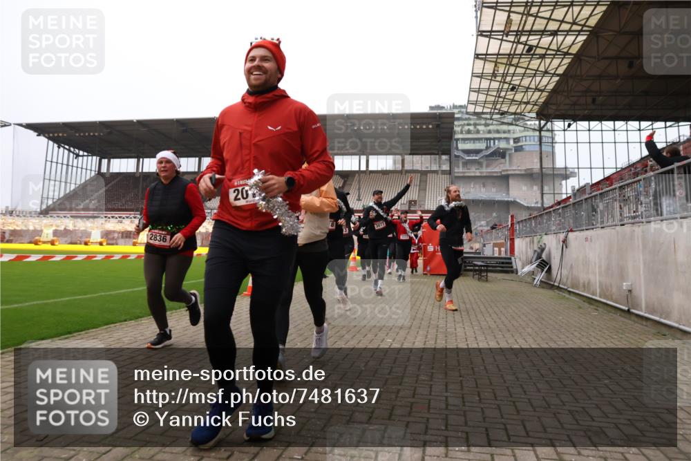 08.12.2024 - St. Pauli X-Mass-Run No. 14 Yannick Fuchs http://msf.ph/oto/7481637 08.12.2024 10:05:11 Ziel 24, 273, 312, 1021, 1067, 1959, 2013, 2015, 2031, 2165, 2836, 3077, 3310, 3311, 3312, 3313, 3314, 3315, 3316, 3317, 3318 meine-sportfotos.de