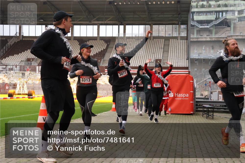 08.12.2024 - St. Pauli X-Mass-Run No. 14 Yannick Fuchs http://msf.ph/oto/7481641 08.12.2024 10:05:12 Ziel 24, 273, 312, 1021, 1067, 1959, 2013, 2015, 2031, 2165, 2836, 2889, 2890, 3077, 3310, 3311, 3312, 3313, 3314, 3315, 3316, 3317, 3318 meine-sportfotos.de