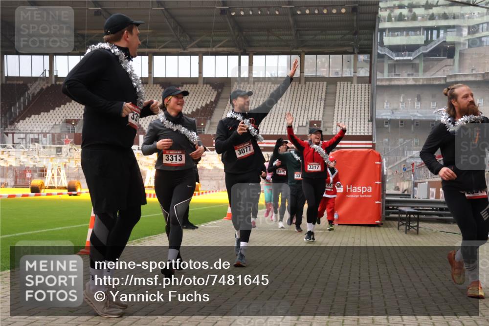 08.12.2024 - St. Pauli X-Mass-Run No. 14 Yannick Fuchs http://msf.ph/oto/7481645 08.12.2024 10:05:12 Ziel 24, 273, 312, 1021, 1067, 1959, 2013, 2015, 2031, 2165, 2836, 2889, 2890, 3077, 3310, 3311, 3312, 3313, 3314, 3315, 3316, 3317, 3318 meine-sportfotos.de