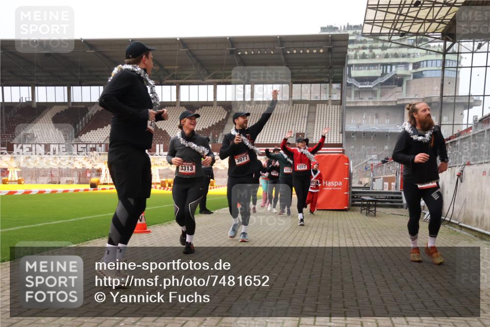 08.12.2024 - St. Pauli X-Mass-Run No. 14 Yannick Fuchs http://msf.ph/oto/7481652 08.12.2024 10:05:12 Ziel 24, 273, 312, 1021, 1067, 1959, 2013, 2015, 2031, 2165, 2836, 2889, 2890, 3077, 3310, 3311, 3312, 3313, 3314, 3315, 3316, 3317, 3318 meine-sportfotos.de