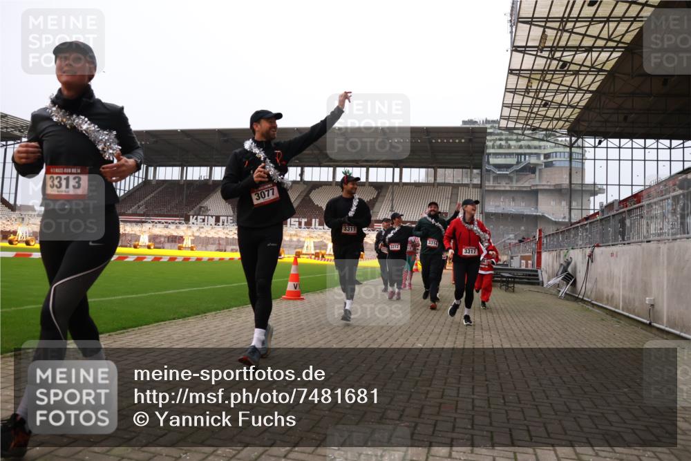 08.12.2024 - St. Pauli X-Mass-Run No. 14 Yannick Fuchs http://msf.ph/oto/7481681 08.12.2024 10:05:14 Ziel 24, 273, 312, 1021, 1067, 1959, 2013, 2015, 2031, 2165, 2836, 2889, 2890, 2903, 2904, 3077, 3310, 3311, 3312, 3313, 3314, 3315, 3316, 3317, 3318 meine-sportfotos.de