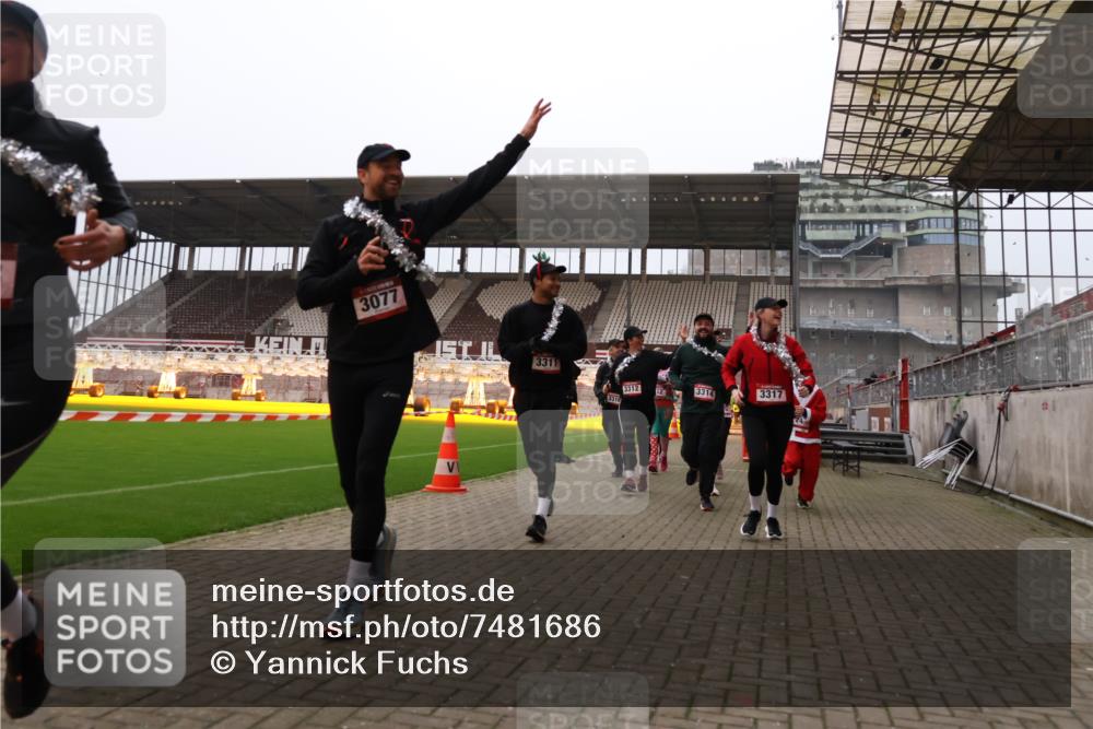 08.12.2024 - St. Pauli X-Mass-Run No. 14 Yannick Fuchs http://msf.ph/oto/7481686 08.12.2024 10:05:14 Ziel 24, 273, 312, 1021, 1067, 1959, 2013, 2015, 2031, 2165, 2836, 2889, 2890, 2903, 2904, 3077, 3310, 3311, 3312, 3313, 3314, 3315, 3316, 3317, 3318 meine-sportfotos.de