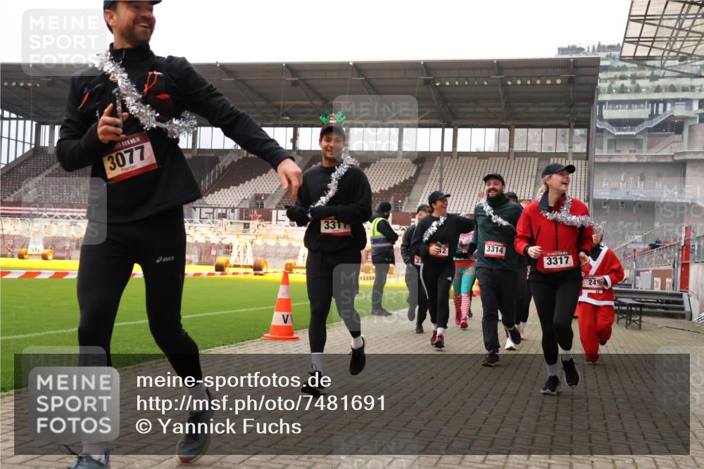 08.12.2024 - St. Pauli X-Mass-Run No. 14 Yannick Fuchs http://msf.ph/oto/7481691 08.12.2024 10:05:14 Ziel 24, 273, 312, 1021, 1067, 1959, 2013, 2015, 2031, 2165, 2836, 2889, 2890, 2903, 2904, 3077, 3310, 3311, 3312, 3313, 3314, 3315, 3316, 3317, 3318 meine-sportfotos.de
