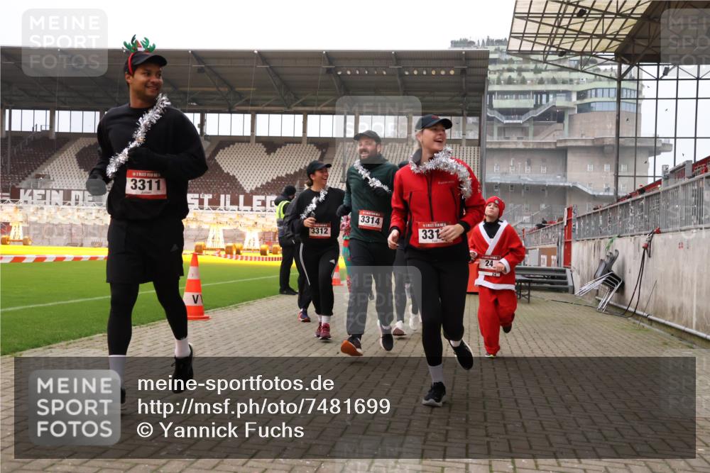 08.12.2024 - St. Pauli X-Mass-Run No. 14 Yannick Fuchs http://msf.ph/oto/7481699 08.12.2024 10:05:15 Ziel 24, 273, 312, 1021, 1067, 1959, 2013, 2015, 2031, 2165, 2836, 2889, 2890, 2903, 2904, 3077, 3310, 3311, 3312, 3313, 3314, 3315, 3316, 3317, 3318 meine-sportfotos.de