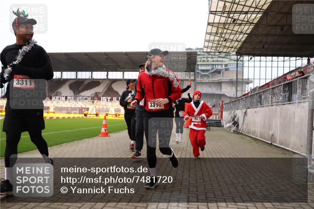 08.12.2024 - St. Pauli X-Mass-Run No. 14 Yannick Fuchs http://msf.ph/oto/7481720 08.12.2024 10:05:16 Ziel 24, 273, 312, 620, 949, 1021, 1067, 1959, 2013, 2015, 2031, 2165, 2836, 2889, 2890, 2903, 2904, 3077, 3310, 3311, 3312, 3313, 3314, 3315, 3316, 3317, 3318 meine-sportfotos.de