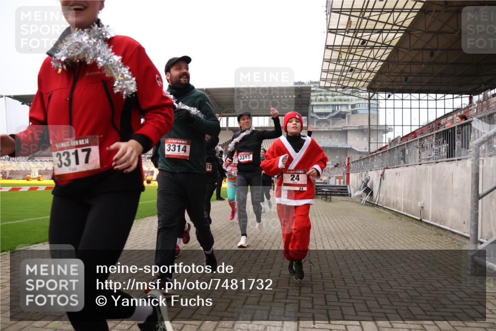 08.12.2024 - St. Pauli X-Mass-Run No. 14 Yannick Fuchs http://msf.ph/oto/7481732 08.12.2024 10:05:16 Ziel 24, 273, 312, 620, 949, 1021, 1067, 1959, 2013, 2015, 2031, 2165, 2836, 2889, 2890, 2903, 2904, 3077, 3310, 3311, 3312, 3313, 3314, 3315, 3316, 3317, 3318 meine-sportfotos.de