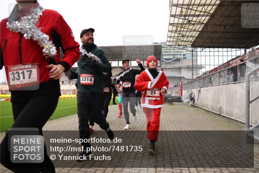 08.12.2024 - St. Pauli X-Mass-Run No. 14 Yannick Fuchs http://msf.ph/oto/7481735 08.12.2024 10:05:17 Ziel 24, 273, 312, 620, 949, 1021, 1067, 1959, 2013, 2015, 2031, 2165, 2836, 2889, 2890, 2903, 2904, 3077, 3310, 3311, 3312, 3313, 3314, 3315, 3316, 3317, 3318 meine-sportfotos.de