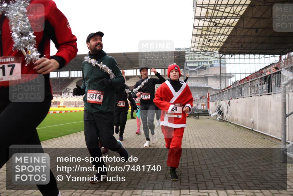 08.12.2024 - St. Pauli X-Mass-Run No. 14 Yannick Fuchs http://msf.ph/oto/7481740 08.12.2024 10:05:17 Ziel 24, 273, 312, 620, 949, 1021, 1067, 1959, 2013, 2015, 2031, 2165, 2836, 2889, 2890, 2903, 2904, 3077, 3310, 3311, 3312, 3313, 3314, 3315, 3316, 3317, 3318 meine-sportfotos.de
